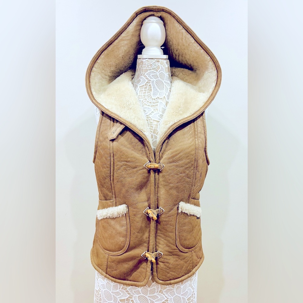 UGG AUSTRALIA HOODED SHEARLING VEST SIZE LARGE ❄️🤎💝